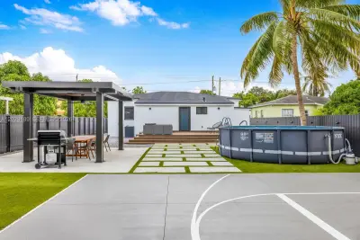 121 NW 53rd St, Miami: photo 1 of 36