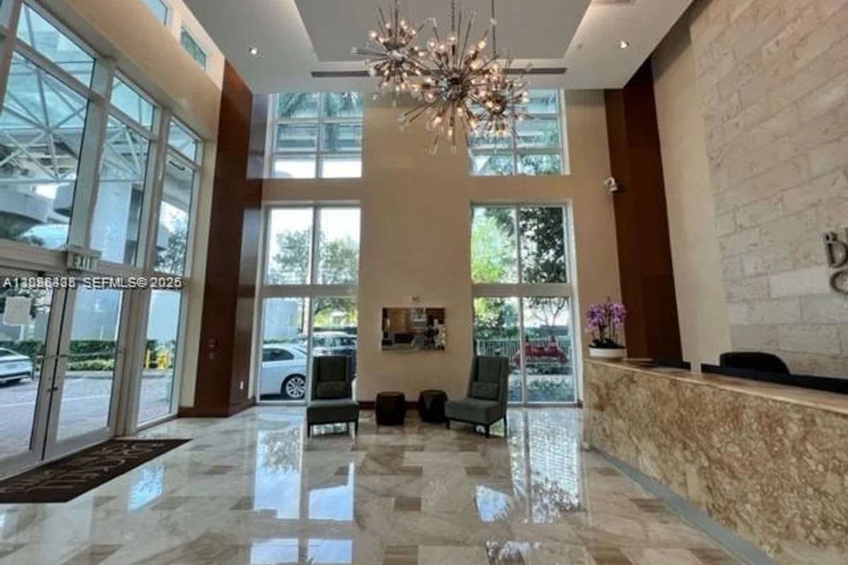31 SE 5th St #705, Miami: photo 1 of 17
