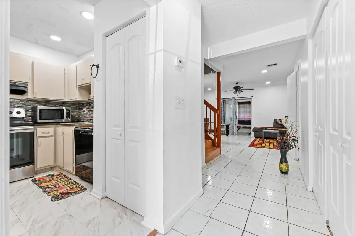 7904 SW 8th St, North Lauderdale: photo 1 of 24