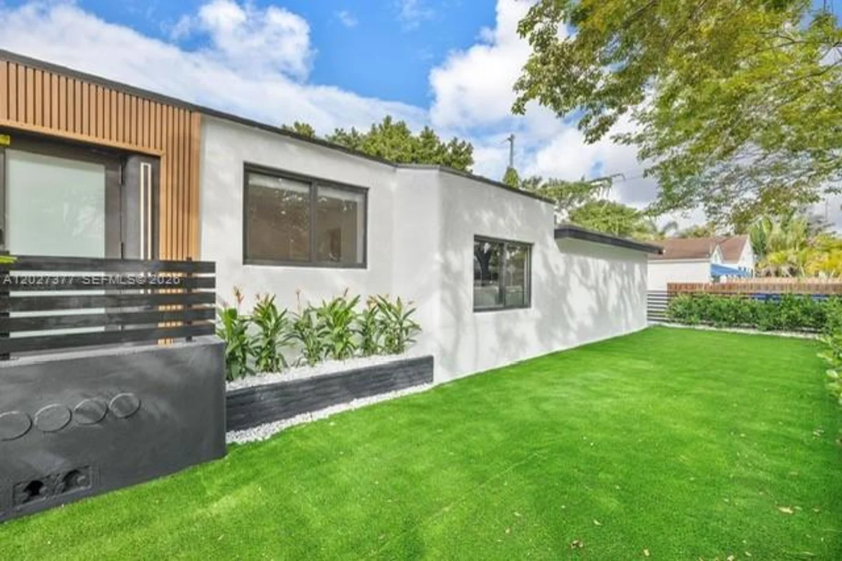501 NW 46th St, Miami: photo 1 of 39