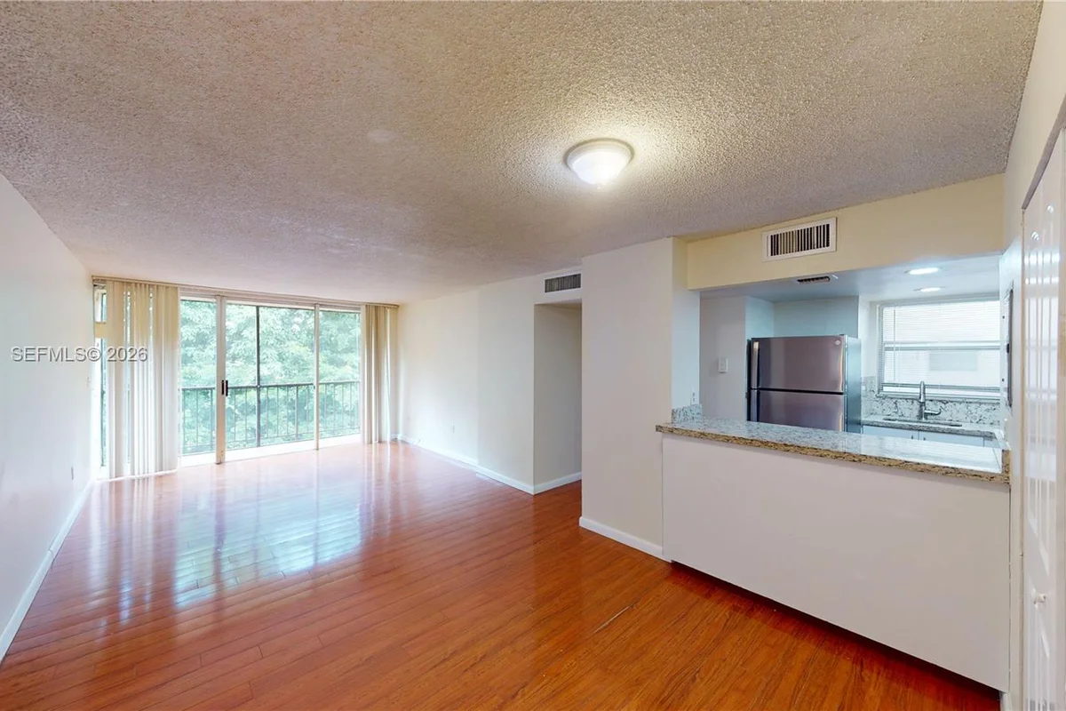 8860 Fontainebleau Blvd #405, Miami: photo 1 of 21