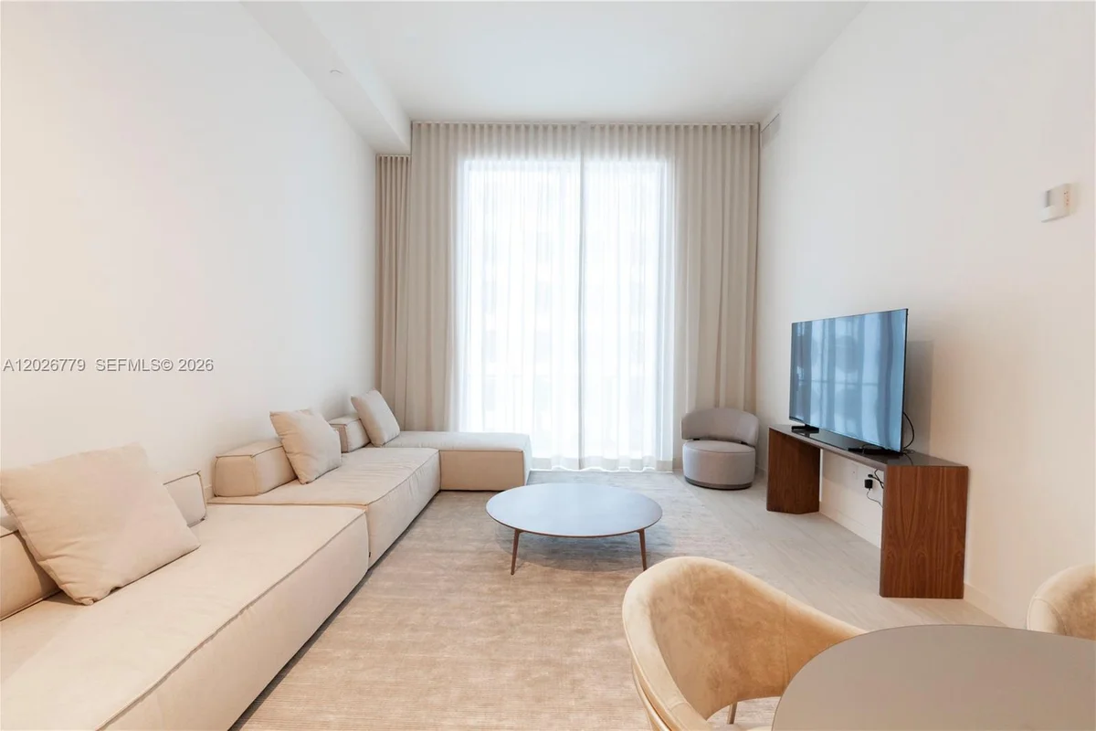 77 SE 5th St #407, Miami: photo 1 of 15