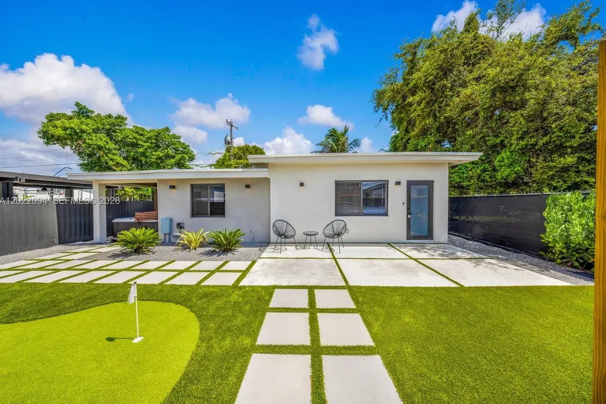 111 NW 53rd St, Miami: photo 1 of 31