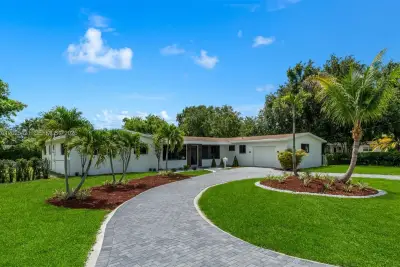 10825 SW 80th Ave, Miami: photo 1 of 25