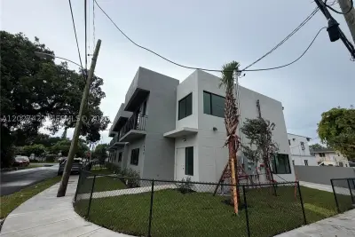 6480 NE 1st Ave, Miami: photo 1 of 10