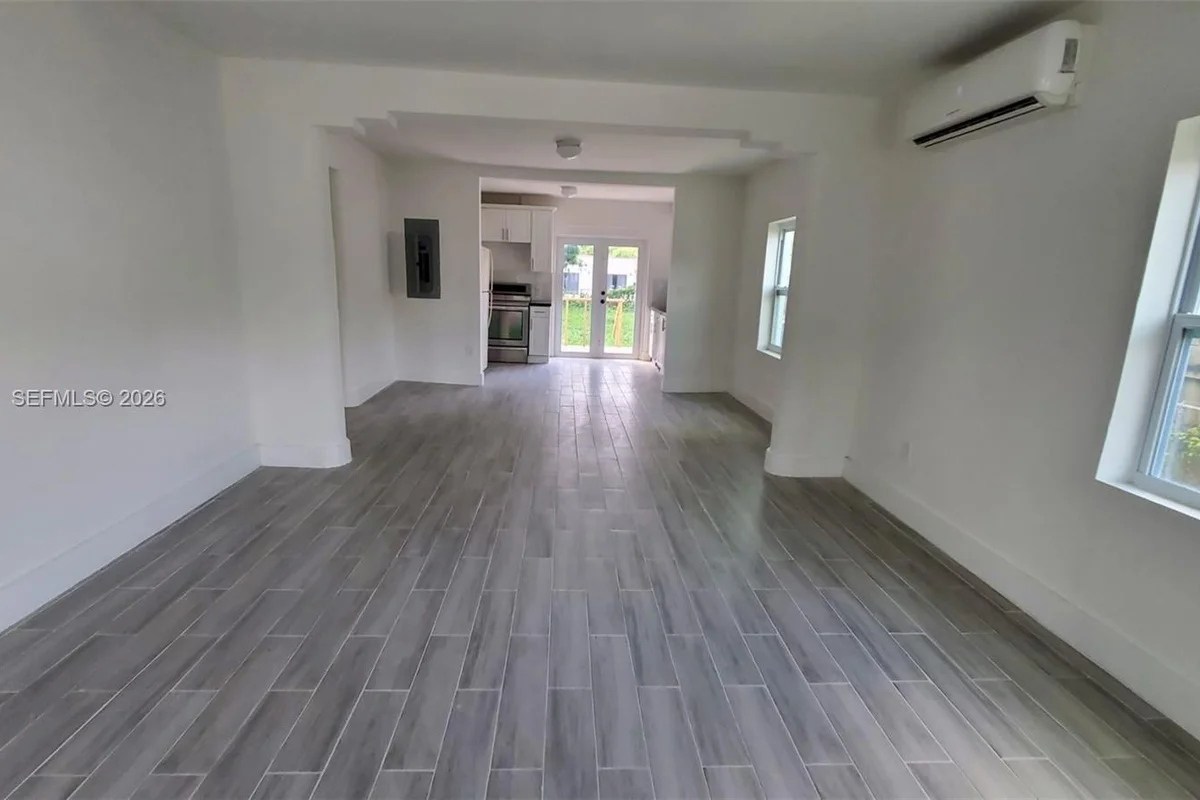 560 NW 53rd St, Miami: photo 1 of 12