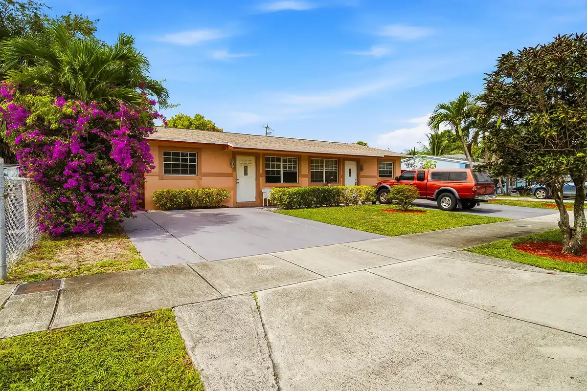 550 NE 37th St #1-2, Pompano Beach: photo 1 of 15