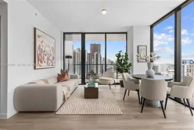 20 NE 11th St #2910, Miami: photo 1 of 49