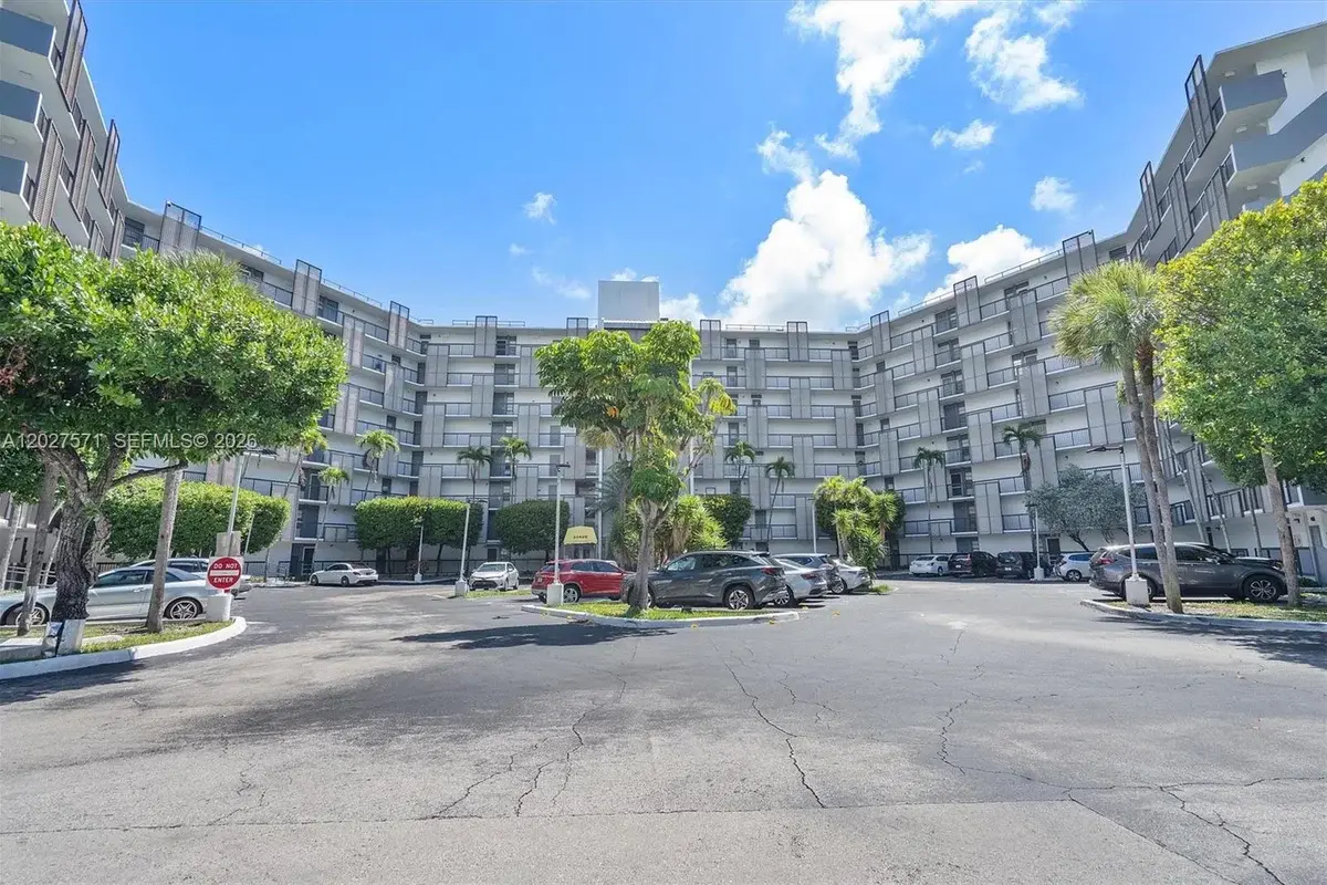 20400 W Country Club Dr #214, Aventura: photo 1 of 28