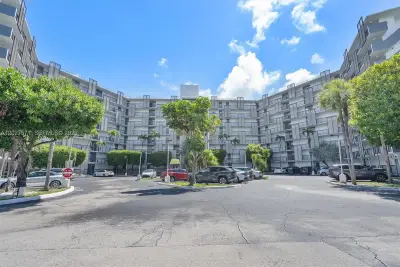 20400 W Country Club Dr #214, Aventura: photo 1 of 28