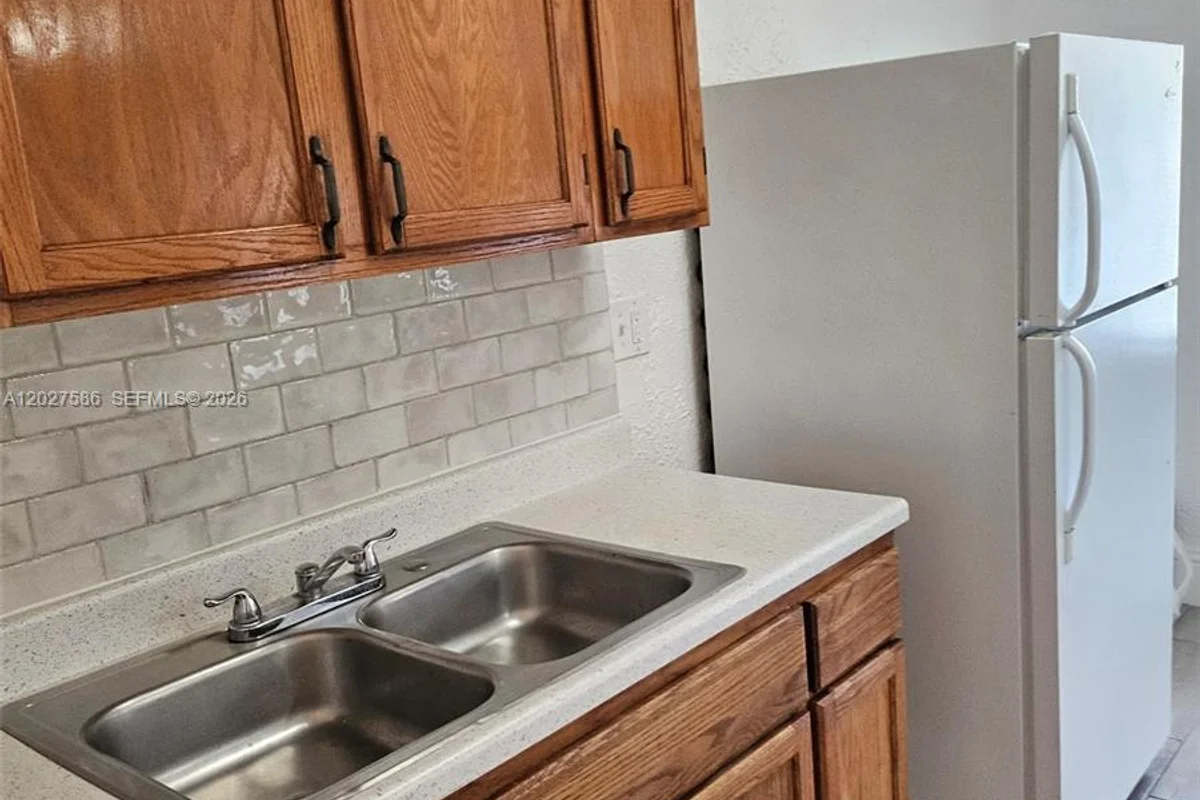 709 NE 4th Ct #2, Hallandale Beach: photo 1 of 18