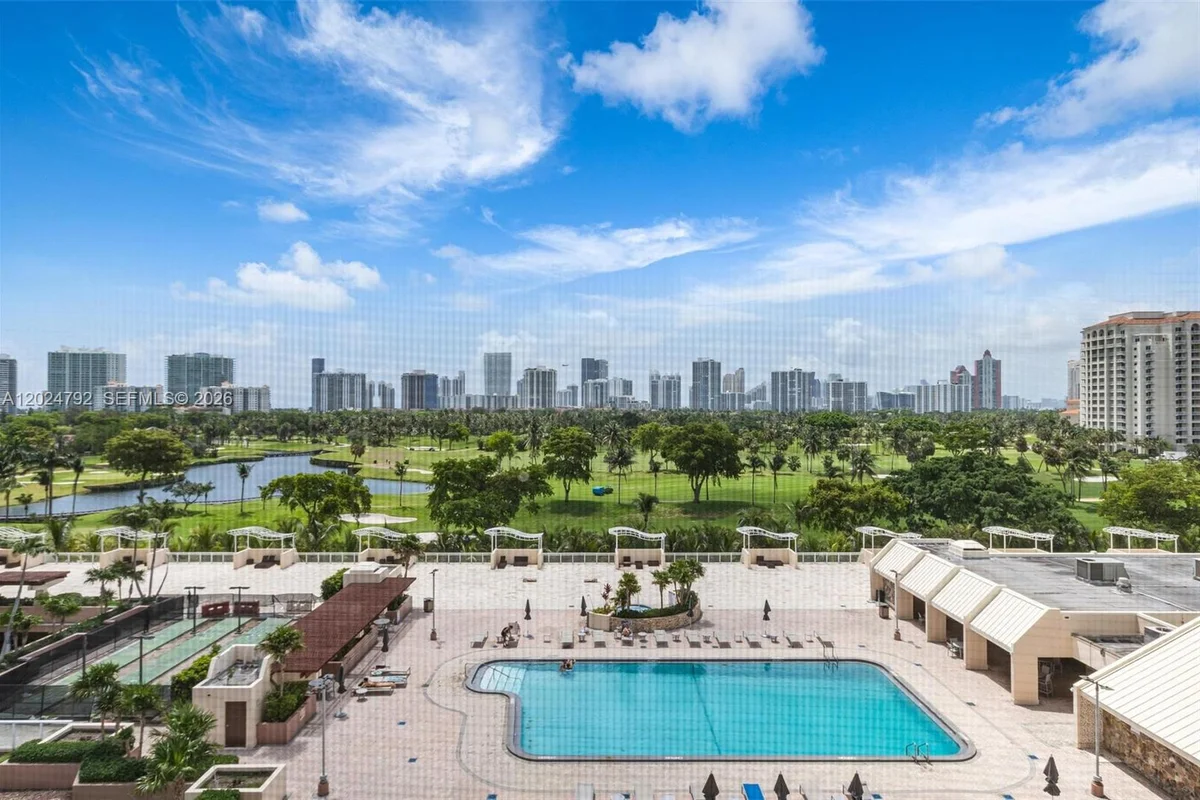 20301 W Country Club Dr #825, Aventura: photo 1 of 15