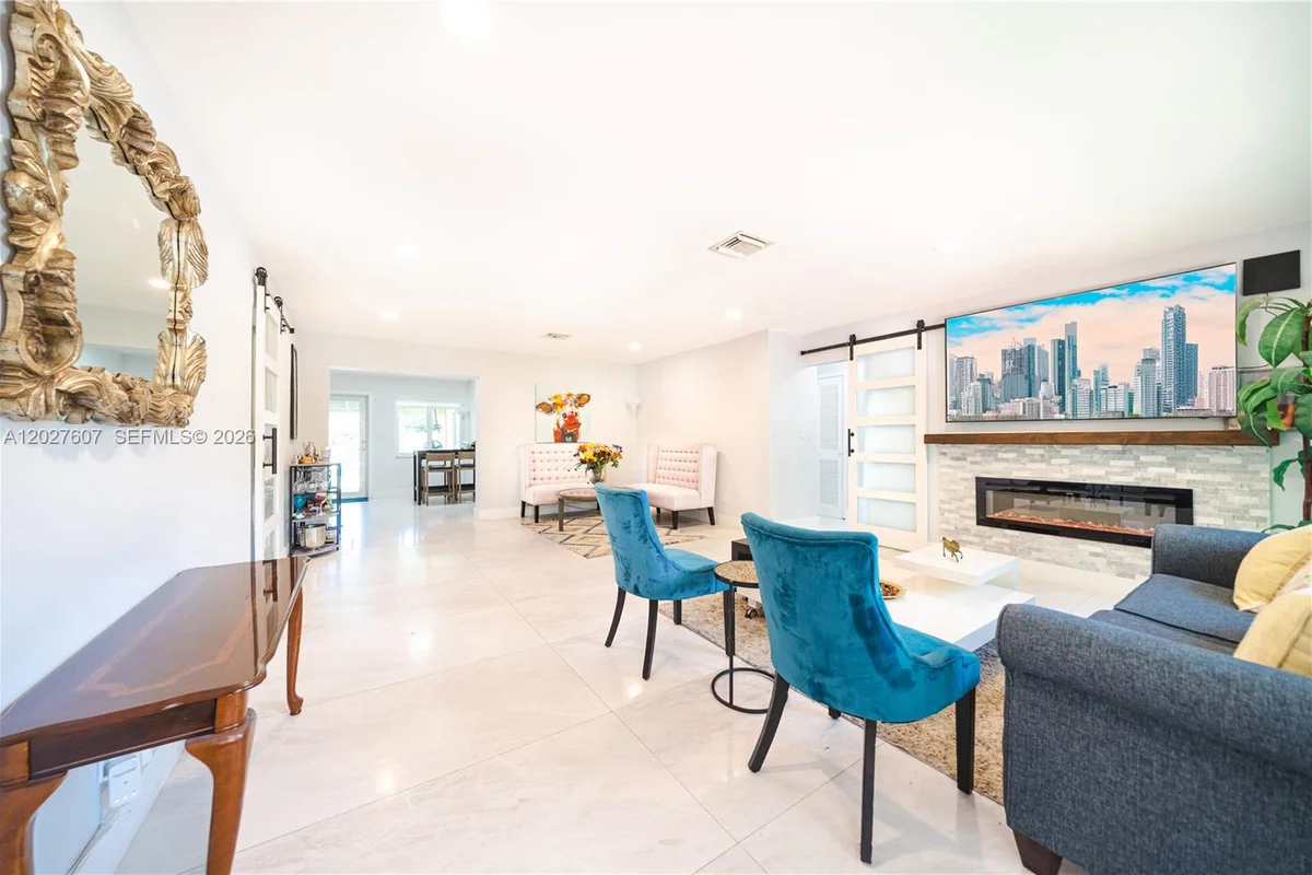 1101 NE 5th St, Hallandale Beach: photo 1 of 28