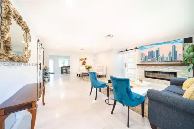 1101 NE 5th St, Hallandale Beach: photo 1 of 28