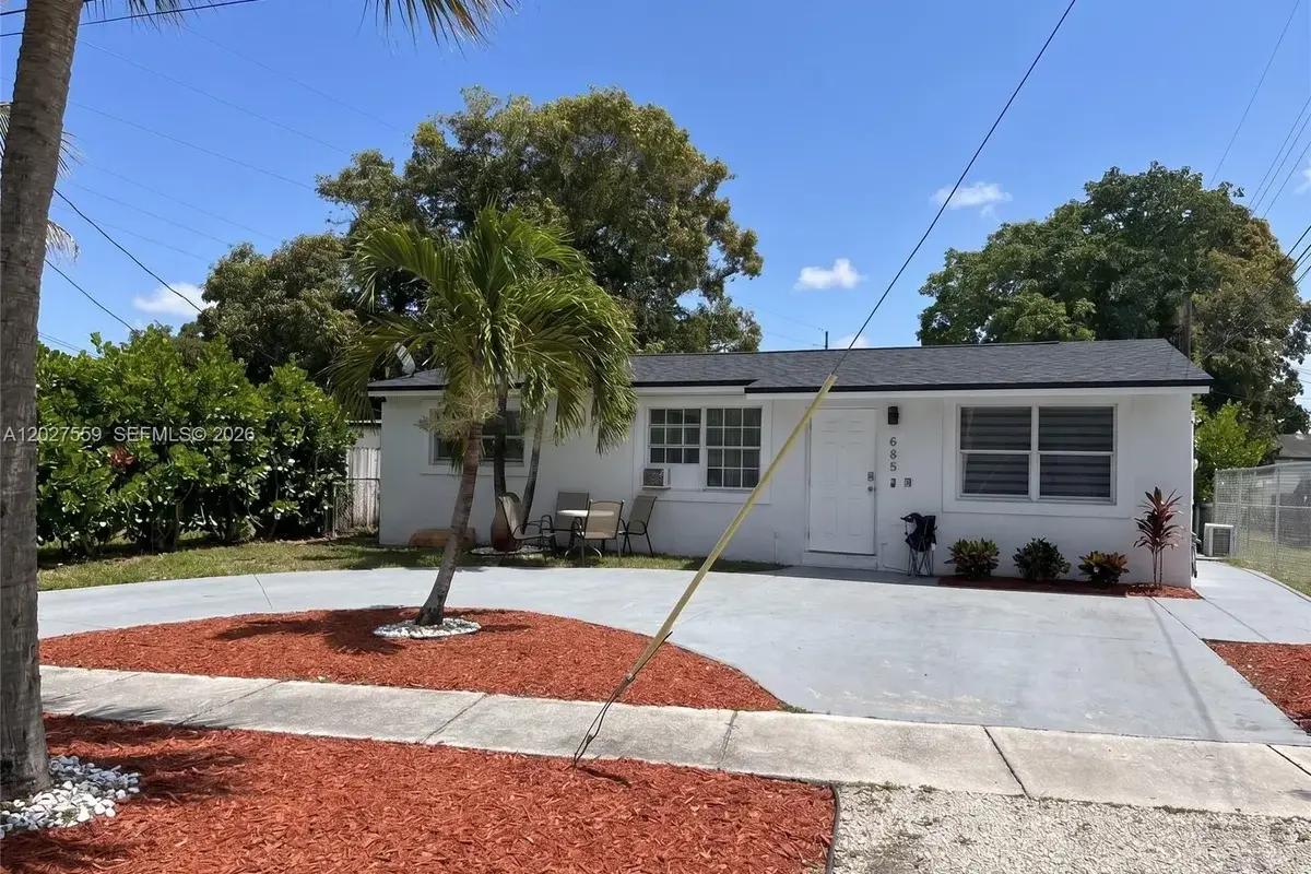 685 SW 7th Ter, Dania Beach: photo 1 of 36