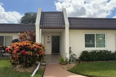212 Lake Susan Ln, West Palm Beach: photo 1 of 35
