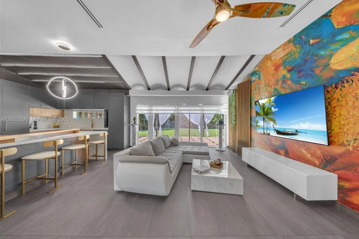 1141 Adams St, Hollywood: photo 1 of 45