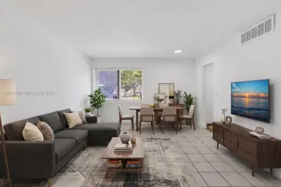 1000 NW 95th Ter #103, Miami: photo 1 of 9