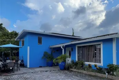 1300 NE 203rd St, Miami: photo 1 of 40