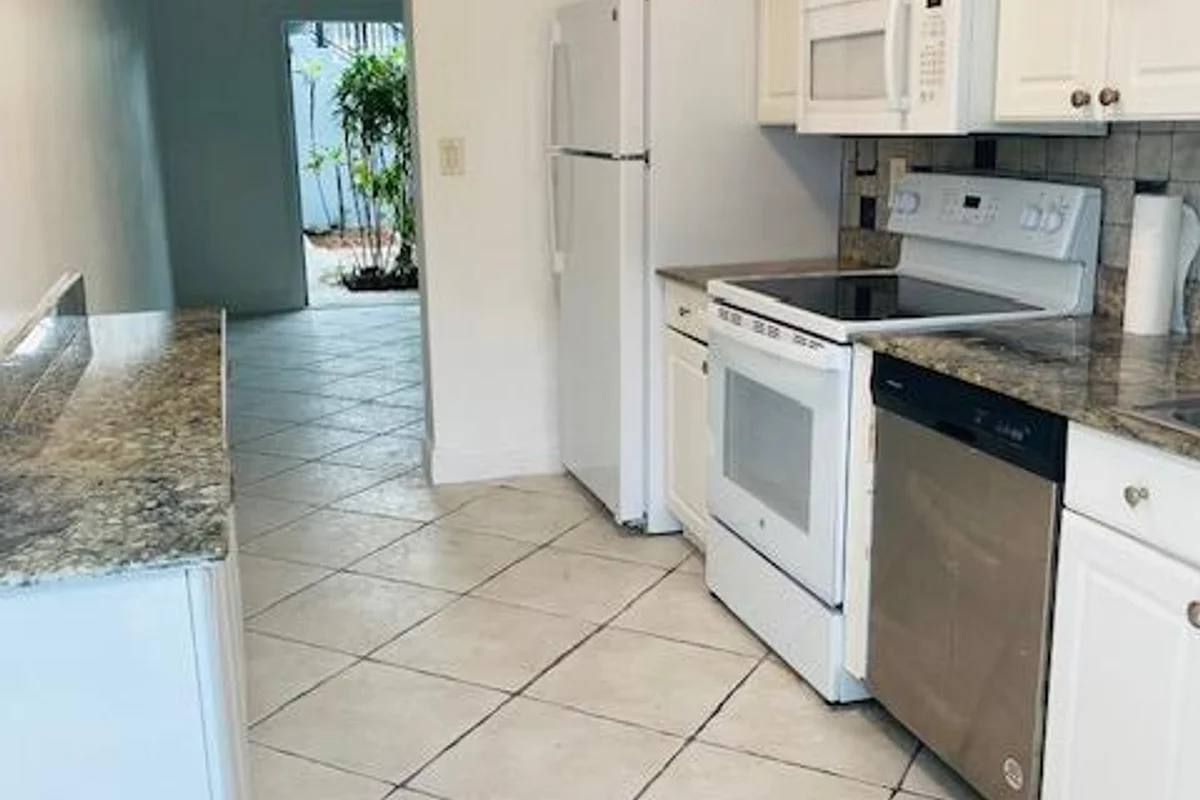 2837 NE 30th St #2, Fort Lauderdale: photo 1 of 13
