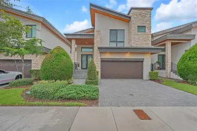 10250 NW 76th Ter, Doral: photo 1 of 37