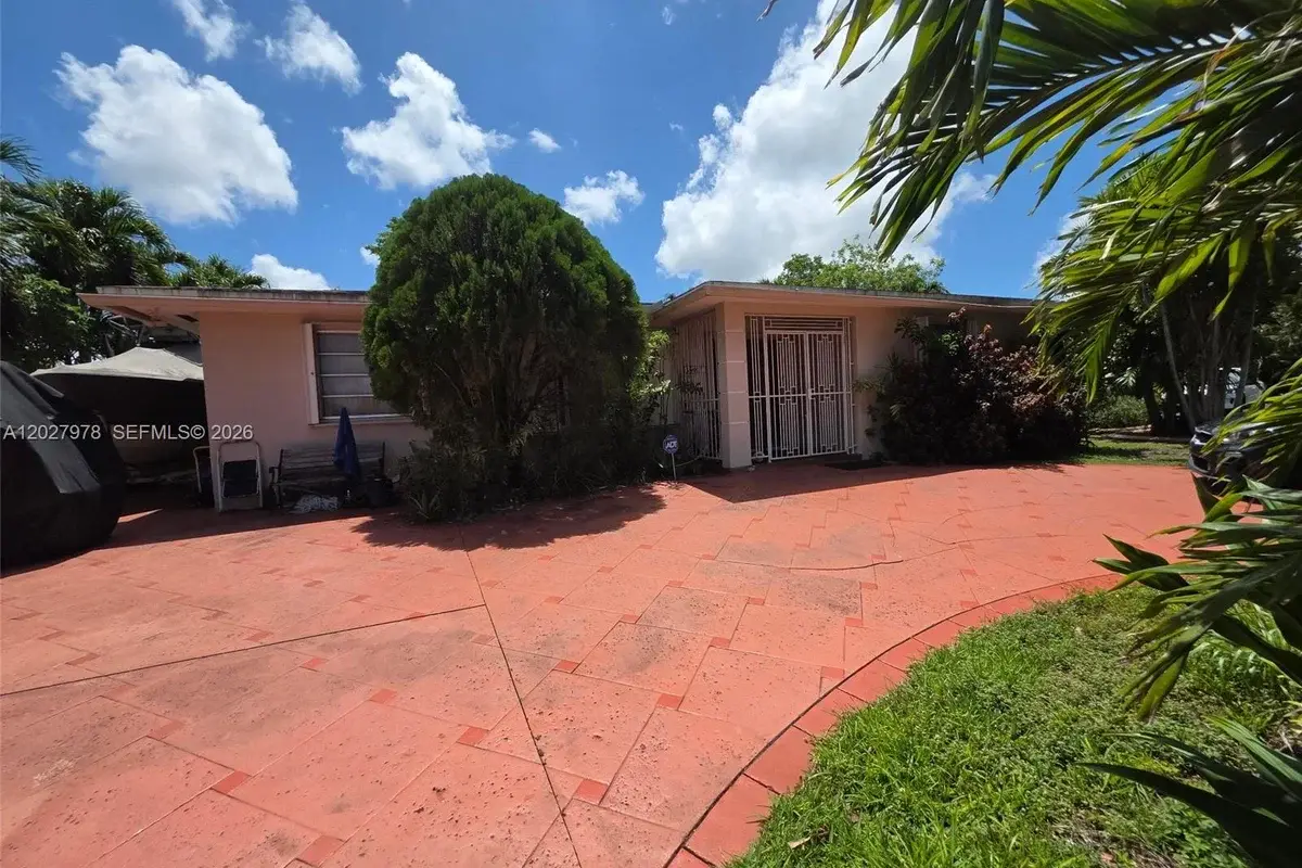 16825 NW 74th Ave, Hialeah: photo 1 of 19