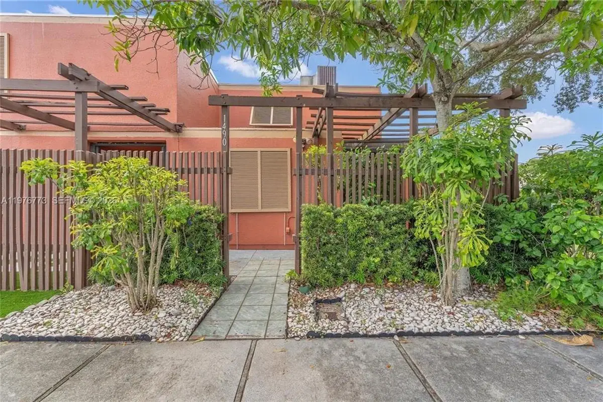 1490 Laguna Ln, Pembroke Pines: photo 1 of 21