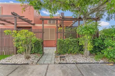 1490 Laguna Ln, Pembroke Pines: photo 1 of 21