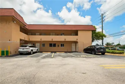 9950 SW 88th St #414-4, Miami: photo 1 of 25