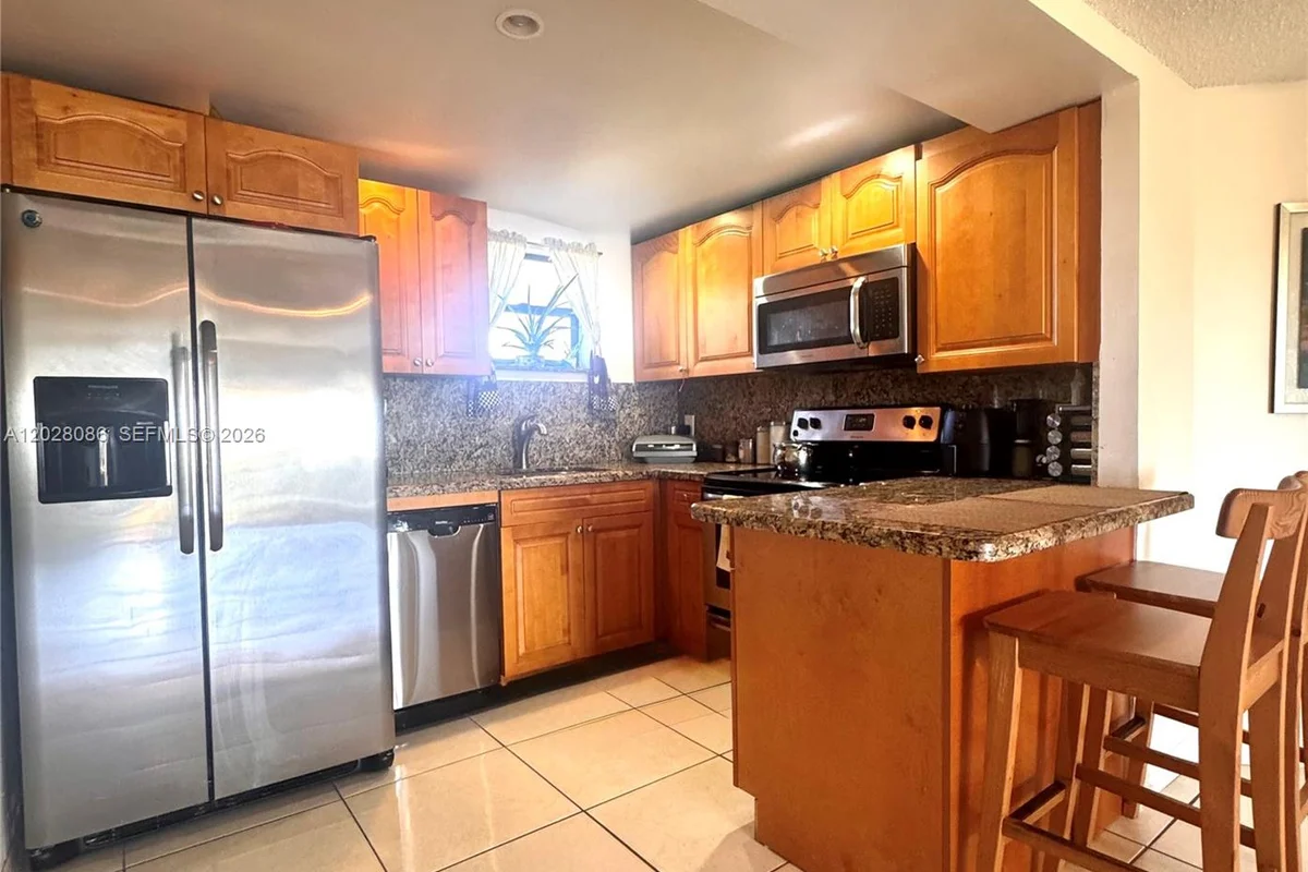 8290 Lake Dr #506, Doral: photo 1 of 15