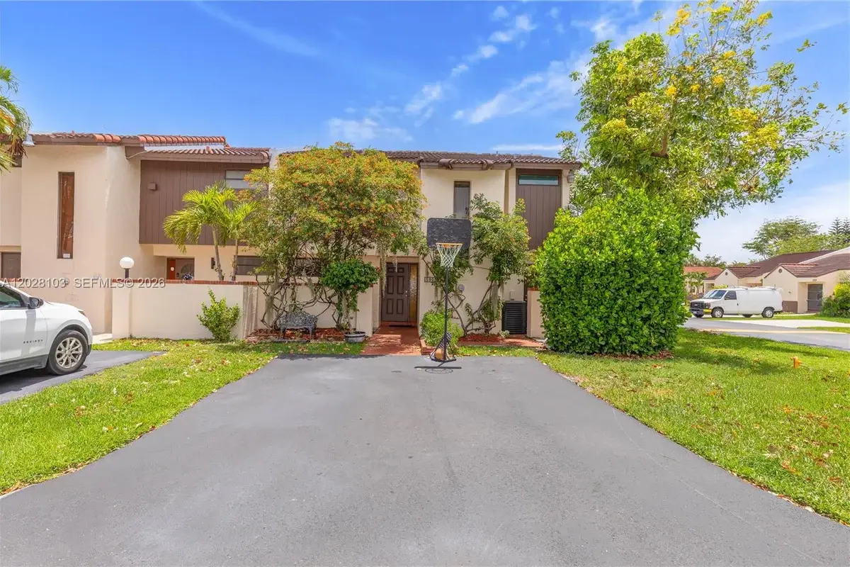 9055 SW 149th Pl, Miami: photo 1 of 28