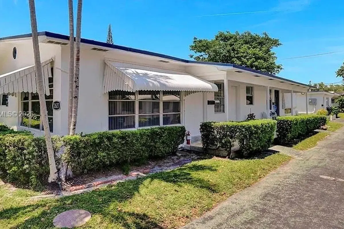 2627 Lincoln St, Hollywood: photo 1 of 27