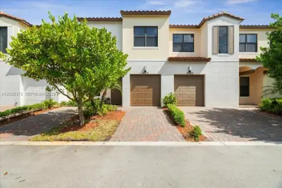20975 NW 1st Ct, Pembroke Pines: photo 1 of 27
