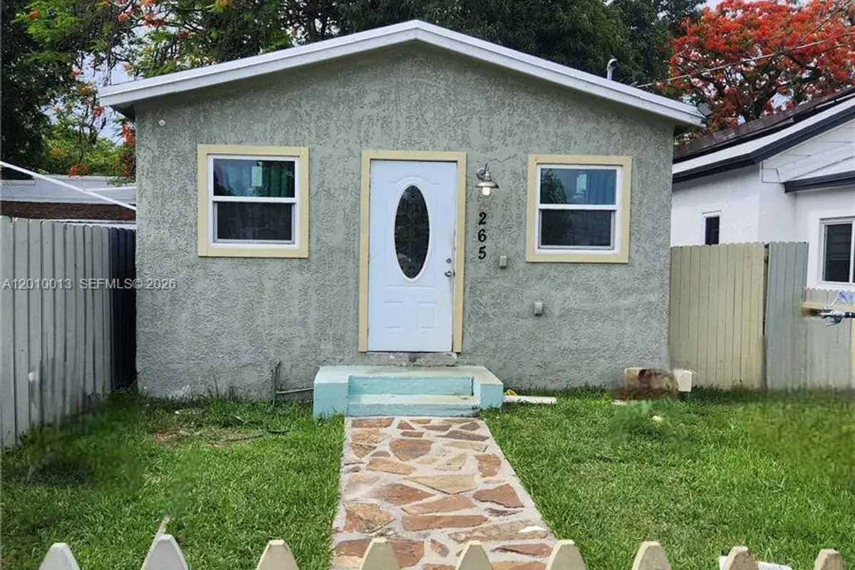265 NW 80th St, Miami: photo 1 of 13