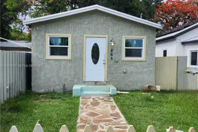 265 NW 80th St, Miami: photo 1 of 13