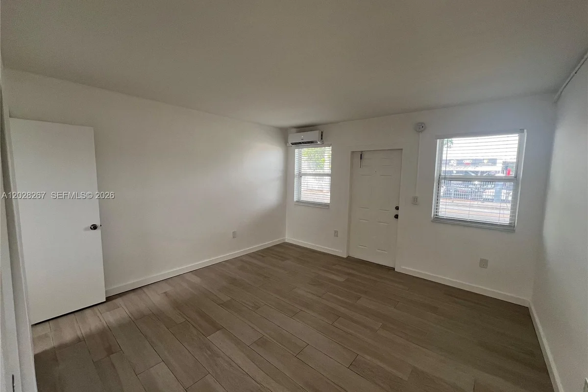 7035 NE 4th Ct #3, Miami: photo 1 of 4