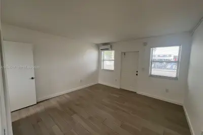 7035 NE 4th Ct #3, Miami: photo 1 of 4