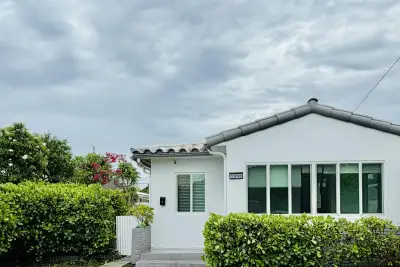 1830 Garfield St, Hollywood: photo 1 of 15