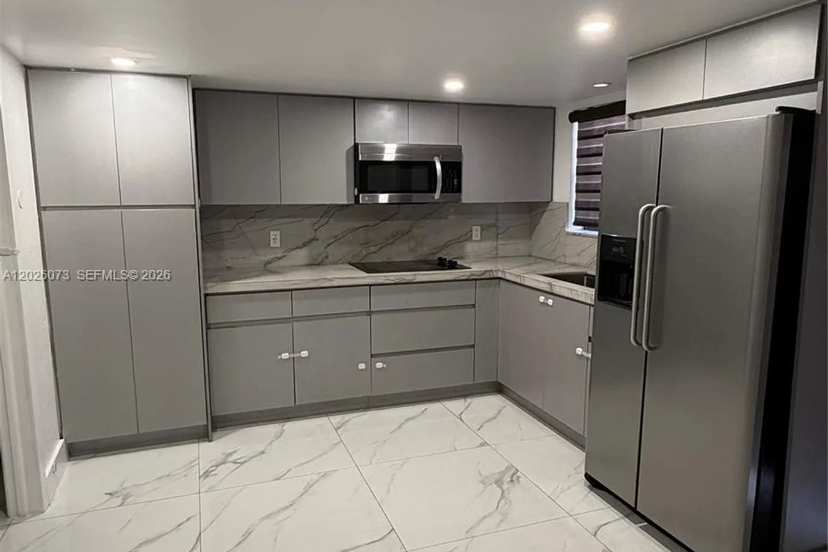 8430 NW 8th St #B11, Miami: photo 1 of 24