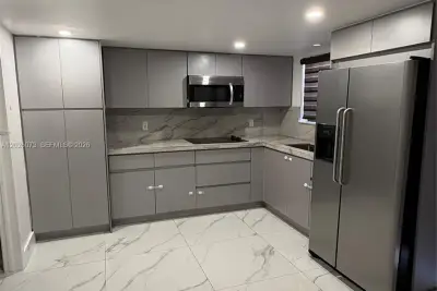8430 NW 8th St #B11, Miami: photo 1 of 24