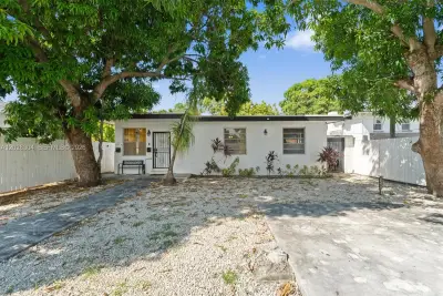 2453 SW 17th St, Miami: photo 1 of 37