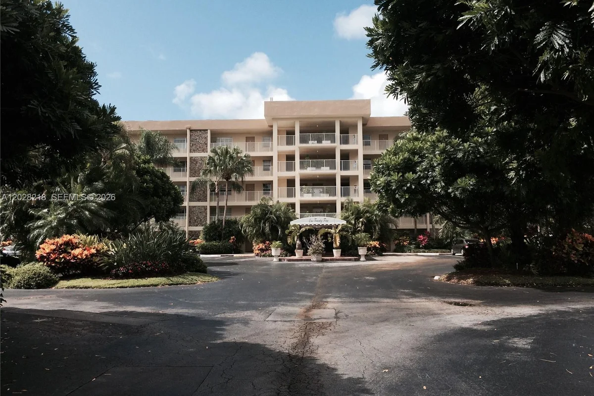 Condo in Pompano Beach: photo 1 of 17