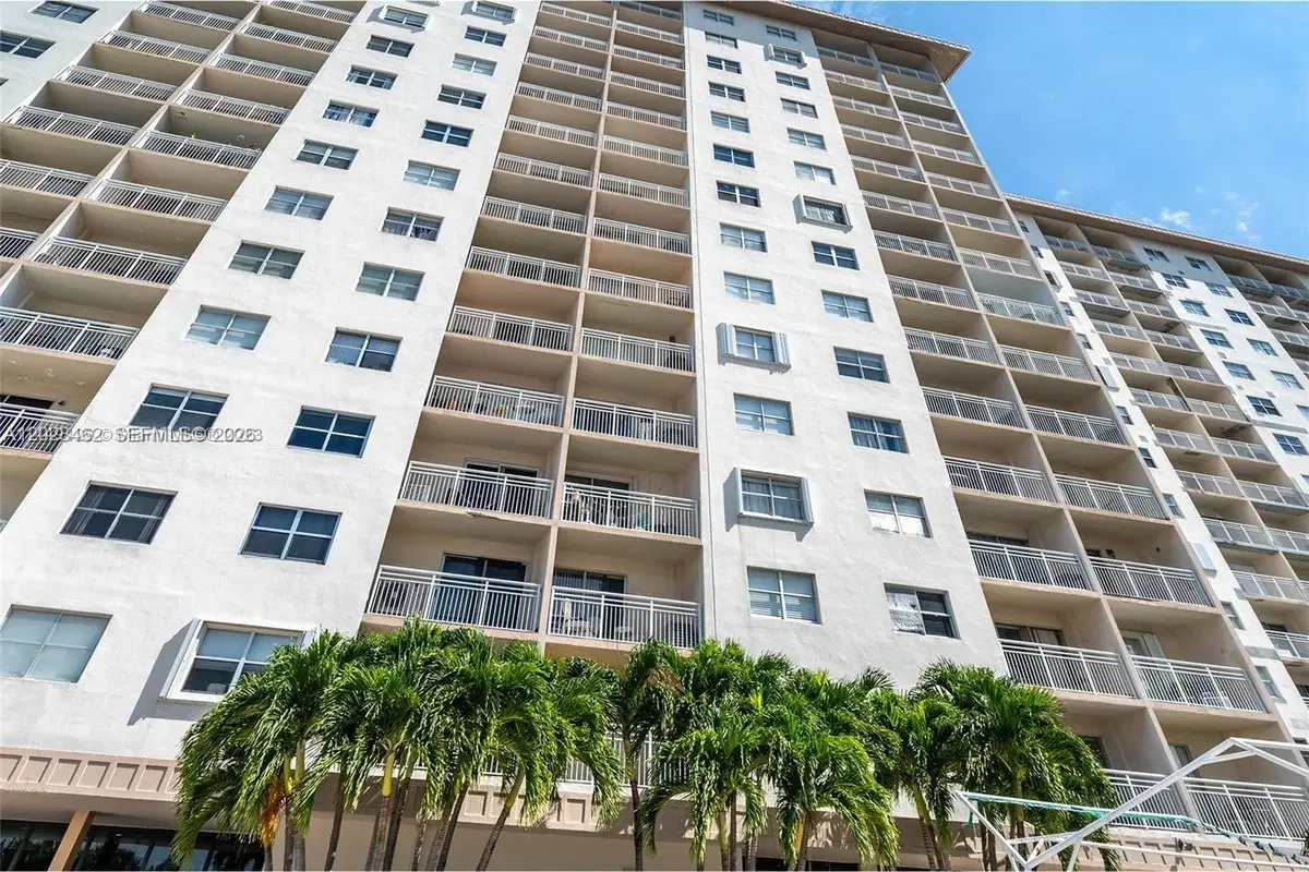 400 Kings Point Dr #104, Sunny Isles Beach: photo 1 of 17