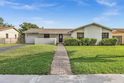 11061 SW 163rd St, Miami: photo 1 of 42