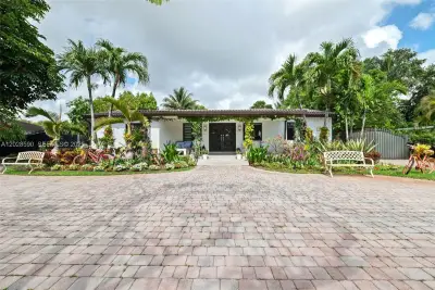 13700 N Miami Ave, Miami: photo 1 of 50