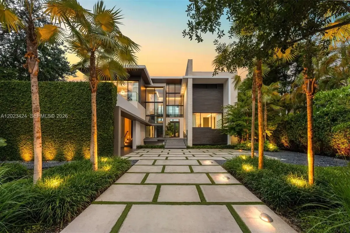132 Paloma Dr, Coral Gables: photo 1 of 38