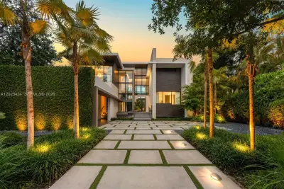 132 Paloma Dr, Coral Gables: photo 1 of 38
