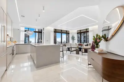 88 SW 7th St #4001, Miami: photo 1 of 75