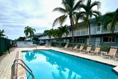 2175 NE 56th St #209, Fort Lauderdale: photo 1 of 10