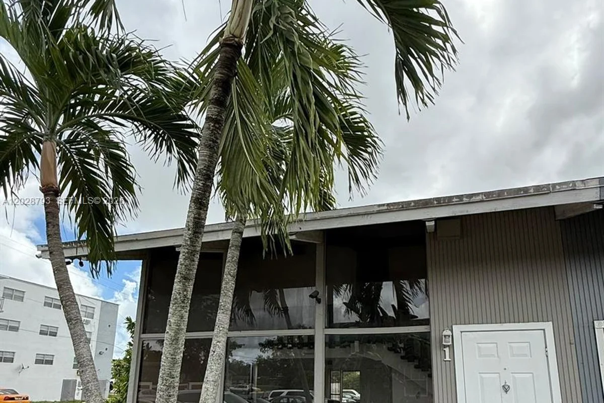14310 NE 5th Pl, Miami: photo 1 of 12